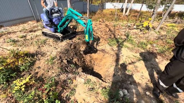 Малыш экскаватор против человека!!! смотреть онлайн