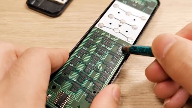 遙控器壞了別急著扔用打火機烤一烤立馬恢復正常像新的太聰明了  妙招先生