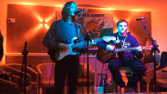 Louis & Saul first gig ( bit nervous ) (new song included ) смотреть онлайн