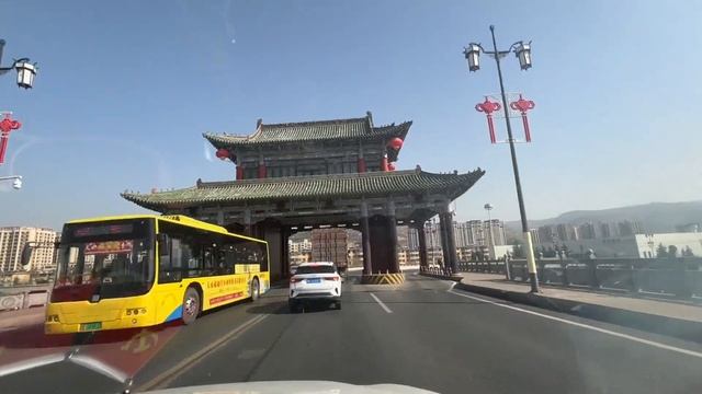 司机带小勇翻山越岭，跑千里终于到天水，可惜没吃上麻辣烫