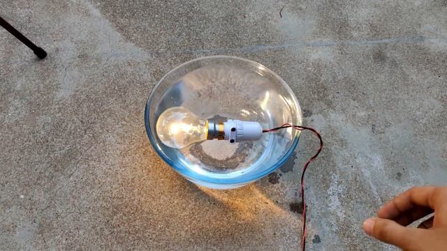 Dipping Philips Led Bulb , 100 Watt Glass Bulb And CFL into Water To See What Happen Next смотреть онлайн