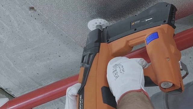 Fijación plástica con clavadora de URSA TERRA P2363 Panel aluminio gofrado bajo forjado