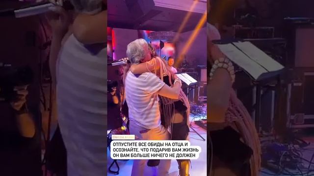 Нюша поёт песню для папы на своём празднике (InstaStories, 19.08.20)