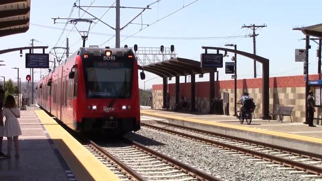 MTS Trolley - Siemens S700 #5019 Blue Line arriving into Balboa Avenue смотреть онлайн