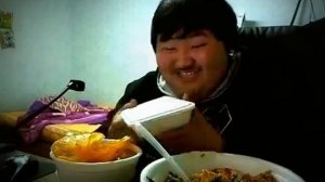 толстый китаец ржёт над едой