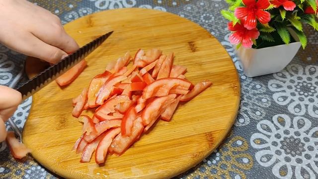 САЛАТ"ГОСТИ В ШОКЕ ИЗ ЧЕГО ЖЕ ОН "! А ВКУСНЫЙ КАКОЙ!ВЕК ЖИВИ-ВЕК УЧИСЬ!ОБАЛДЕННОЕ ПРАЗДНИЧНОЕ БЛЮДО смотреть онлайн
