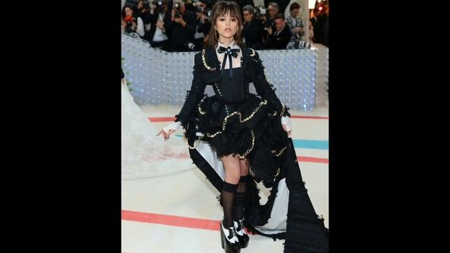 Jenna Ortega Shut Down the Met Gala in a Chic Gothic Look смотреть онлайн