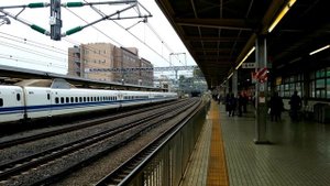 Japan Shinkansen speed. Синкансен пролетает станцию