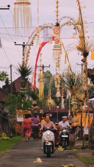 Праздники продолжаются! Сегодня, 9 марта 2024 года балийцы отмечают Кунинган. смотреть онлайн