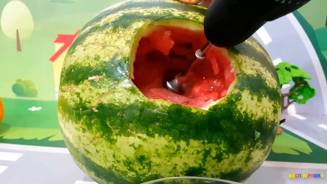 МАШИНКА ПОПАЛА ПОД ОГРОМНЫЙ АРБУЗ - ПЕТРОВИЧ ДЕЛАЕТ ЖЕЛЕЙНЫЙ КОКТЕЙЛЬ ЧЕЛЛЕНДЖ