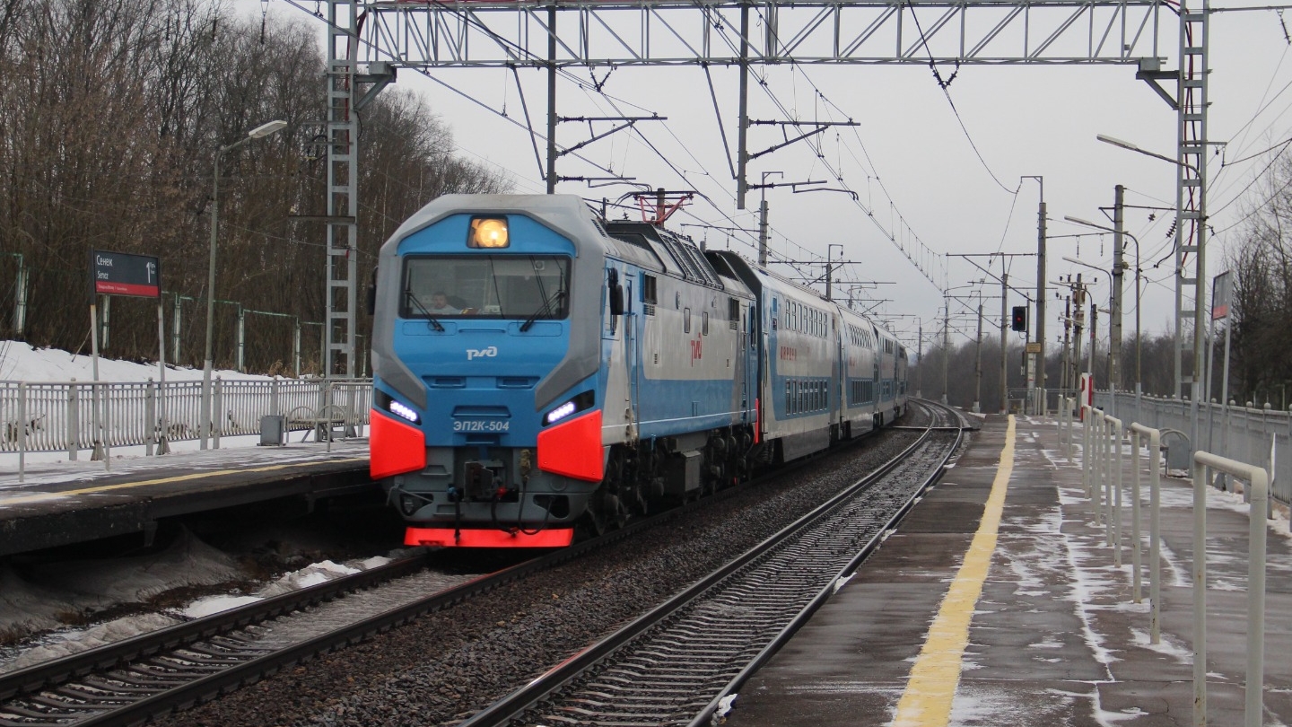 ЭП2К - 504 с поездом №742У „Аврора" проследует платформу Сенеж.
