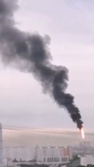 В Москве сильно горит факел НПЗ в Капотне, идёт чёрный дым.