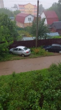 Течет ручей по улице после дождя. Смоленск.