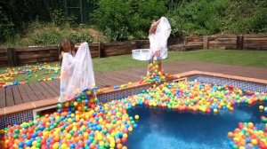 LAS RATITAS LLENAN SU PISCINA DE BOLAS DE COLORES!!