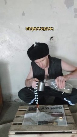 Начальник тюрьмы пришёл похмелится к зекам