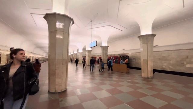 Мегавстреча! Отправление «Ретропоезда» и «Красной стрелы» со станции «Кропоткинская» смотреть онлайн