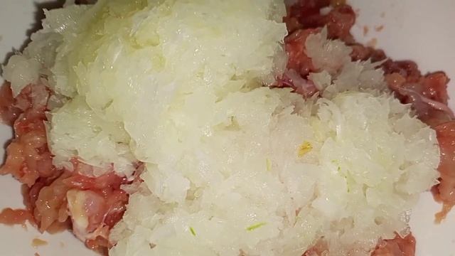 Сочные, хрустящие чебуреки с тонким тестом и пузырьками.
