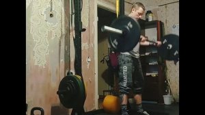 Подъем штанги на бицепс стоя