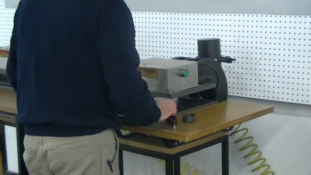 Tippmann Clicker 700 Press cutting teflon with a 1.25" clicker die смотреть онлайн