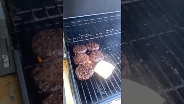 Delicious angus burgers 🍔 #shortsyoutube #shorts #summertime #grilledfood смотреть онлайн