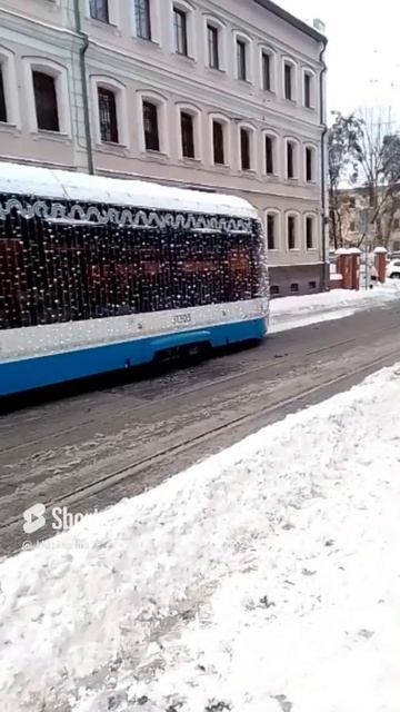 Новогодние трамваи ещё радуют жителей города Москвы.mp4