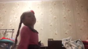Вот моя младшая сестра танцует