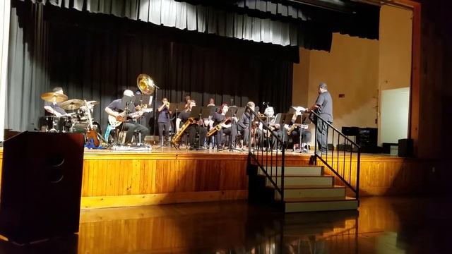 WBR Oasis Jazz Band - Roundabout смотреть онлайн