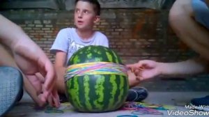 ВОЗМОЖНО ЛИ ВЗОРВАТЬ АРБУЗ РЕЗИНКАМИ ?