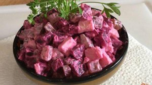 Свекольный салат с огурцом и адыгейским сыром