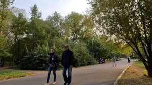 Спеша домой из школы, дочурка доярки заметила старушку, оплакивающую кого-то… А тронув незнакомца…