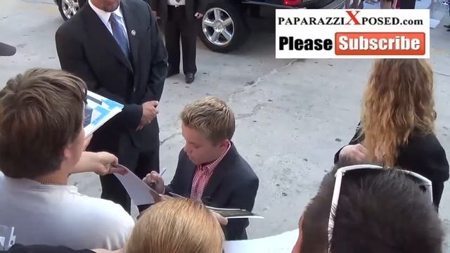 Maxwell Perry Cotton arrives to the Elysium Premiere in Westwood 2) смотреть онлайн