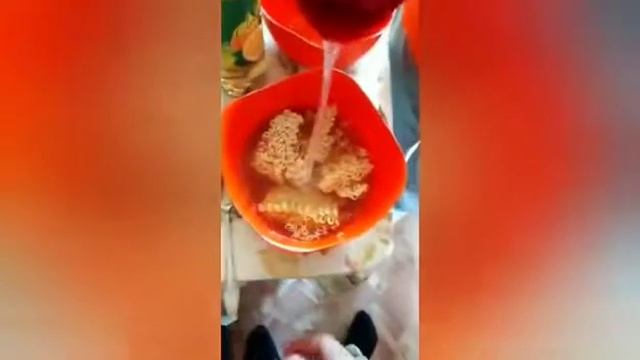 Данил и оператор готовят Рамен смотреть онлайн