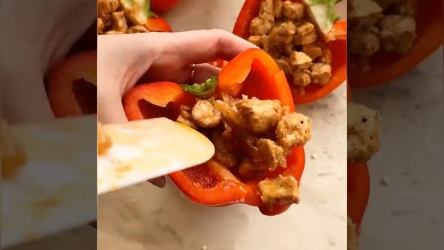 ЗАПЕЧЕНЫЕ ПЕРЦЫ С КУРИЦЕЙ И СЫРОМ В ДУХОВКЕ БЕЗ ВРЕДА ФИГУРЕ🔥👍 #shorts