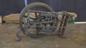 Странный ручной инструмент для сверления пазов.