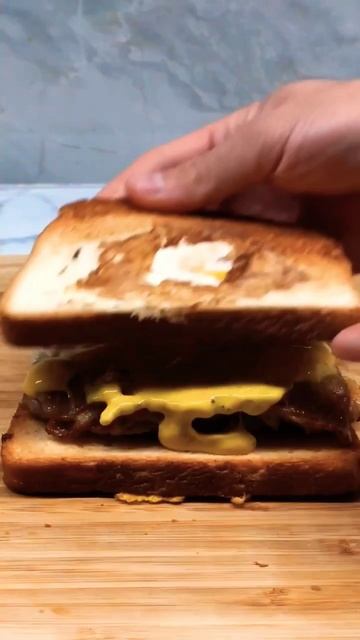 Сэндвич с беконом сыром и яйцом! #shorts #блюдо #еда #кухня #повар смотреть онлайн