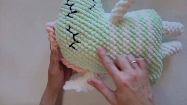 Знакомьтесь: Спящий Дракоша Удачи из Alize Puffy fine 🥰Обзор процесса вязания смотреть онлайн