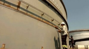 Construction of storage tanks with jacking system