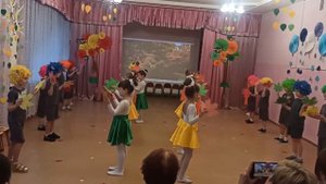 Вход на осенний утренник " Проказница осень". Подготовительная группа.