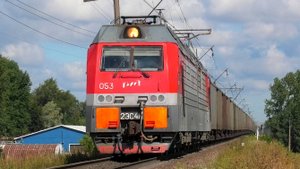 2ЭС4К-053 "Дончак" с грузовым поездом