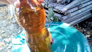 (Стрельба из воздушки). Стреляем в шары и в бутылки с водой...