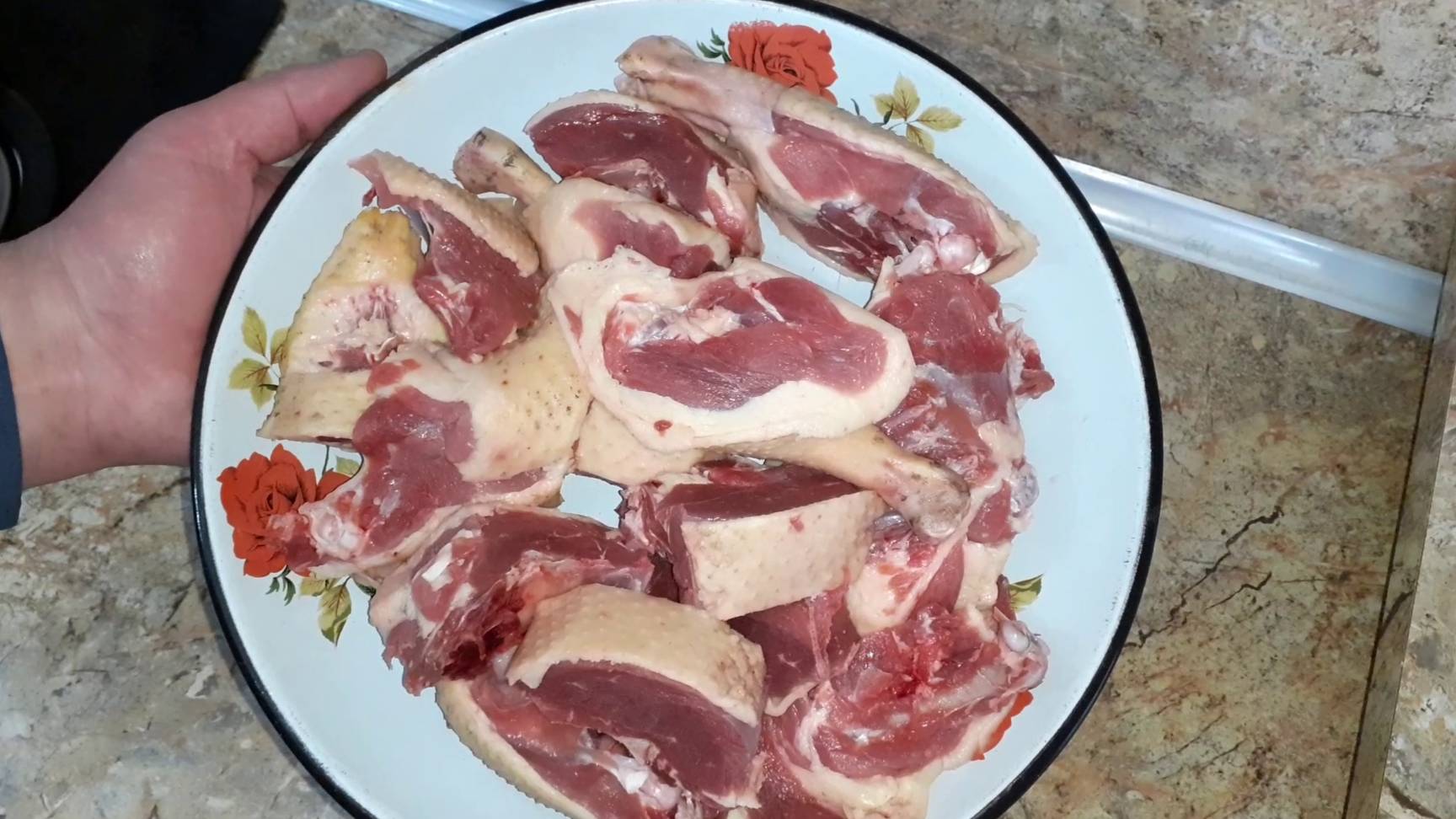 Как вкусно приготовить утку? Обжаренная утка на сковороде и тушенная с луком - это безумно вкусно