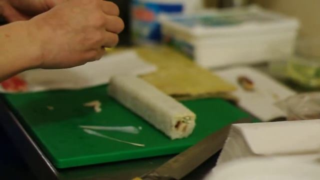 Ролл с угрем и крабом смотреть онлайн