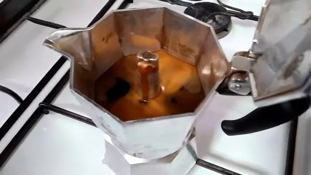 HOW TO MAKE ITALIAN COFFEE AT HOME / CAFFE' LATTE  WITH A MOKA MACHINE