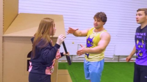 Самый Сильный Человек в Мире VS Самый Прочный Дом!