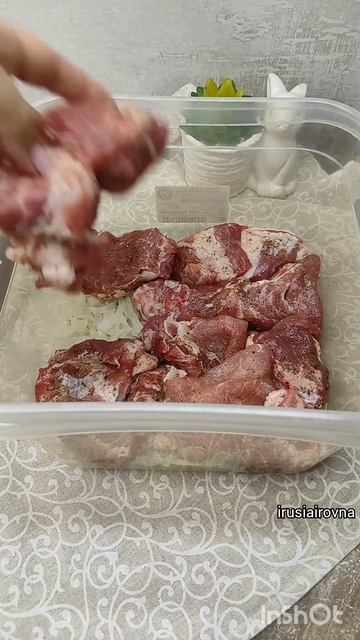 ВКУСНЫЙ ШАШЛЫК, ЗАМАРИНОВАННЫЙ В ПОМИДОРАХ С ЛУКОМ #вкусно #быстро #легко #готовка #шашлык #лето202 смотреть онлайн