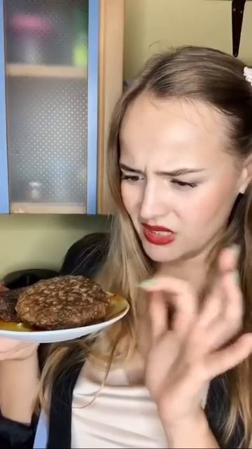 Дочь олигарха пробует обычные котлеты #shorts смотреть онлайн