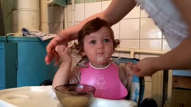 Илана первый раз сама ест кашу. смотреть онлайн