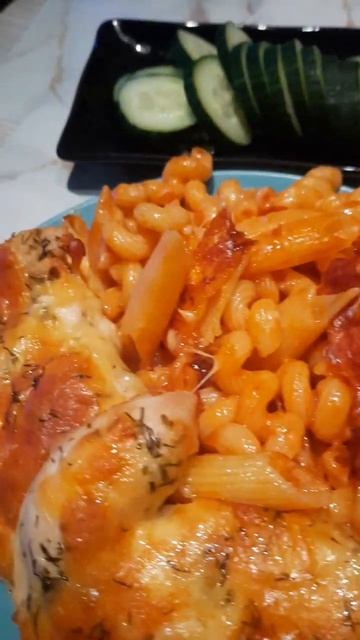 жареные макароны с сыром и индейка