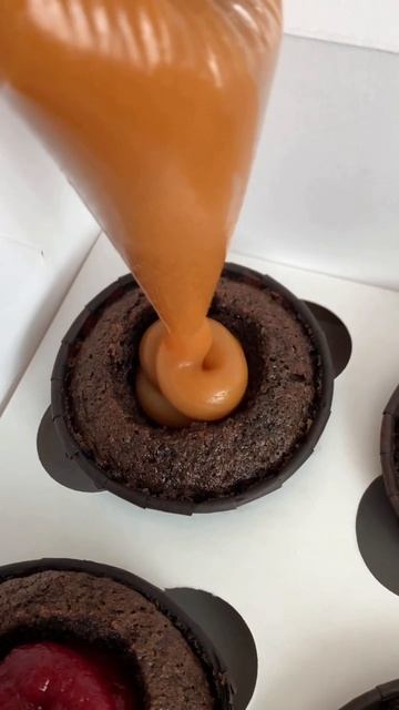 Шоколадные капкейки с карамелью и вишней #тортыназаказмосква #капкейкиназаказмосква #тортымосква