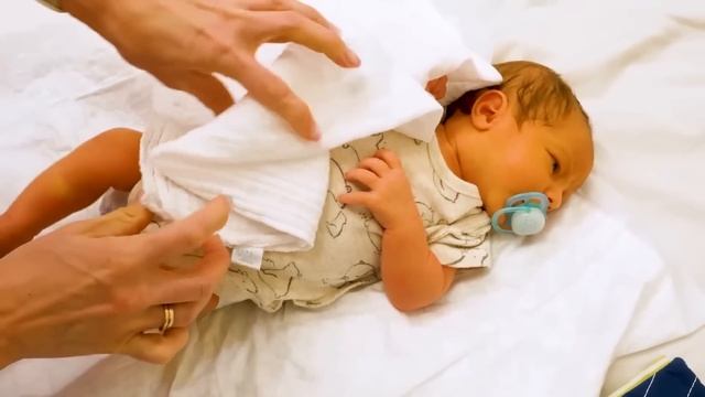 Мама для Лаки  Купаемся в ванной! Игры для детей в дочки матери с Машей Капуки Кануки